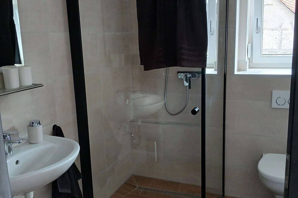 Ganze Wohnung, Gemütliches Doppelzimmer (25qm) mit eigenem Badezimmer in Röttingen, Taubertal