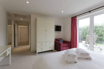 Holiday Home for 12 People in Rock, St Minver Lowlands, Photo 2