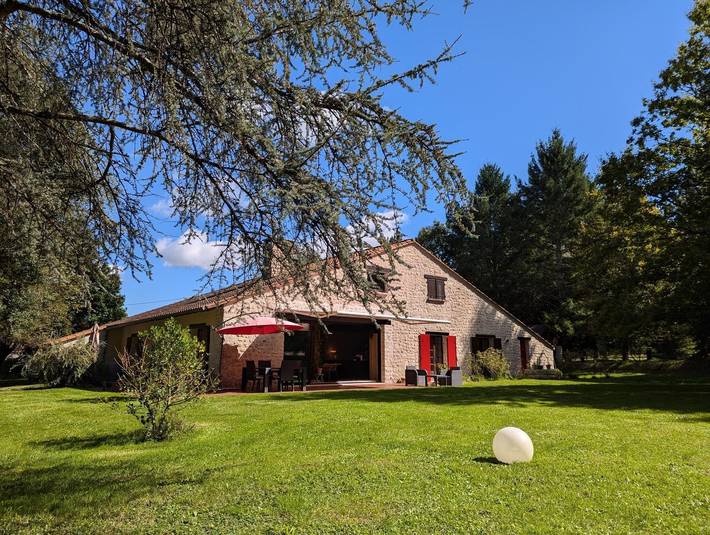 Chambre d’hôte pour 2 personnes, avec Terrasse ainsi que Jacuzzi et Jardin à Touvre
