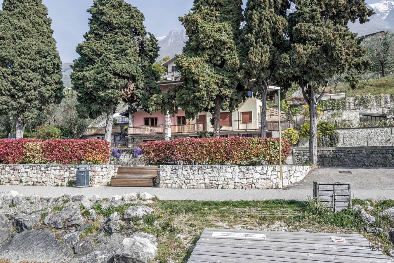 Appartamento intero, Moderno appartamento "Fiocco" con vista lago, Wi-Fi, aria condizionata e terrazza in Cassone di Malcesine, Malcesine