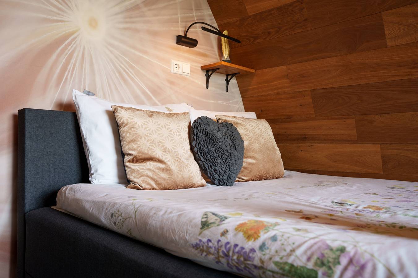 Stylish tiny house for 2 with hot tub in Uitwijk, near Gorinchem in North Brabant