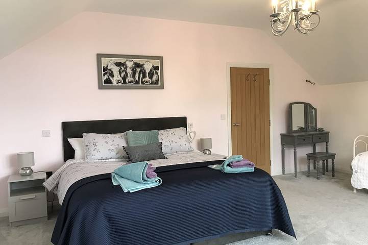 Countryside Home with jacuzzi hot tub, open plan living and wood burner. in Denbighshire