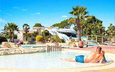 Mobil home pour 6 personnes, avec terrasse et piscine dans Plages des Cabanes de Fleury