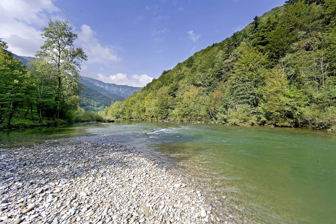 Charming holiday home with 2 bedrooms in an idyllic location, garden with barbecue pavilion, only 20 m from the beach on the river Kupa in Delnice, Primorje-Gorski Kotar