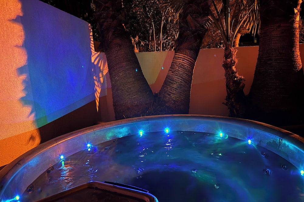 Entire apartment, Casa Jungle, Jacuzzi, Sauna, massage table by the sea in Sausset-les-Pins, Mediterranean Coast (France)