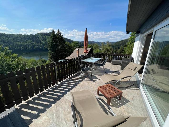 Ferienhaus für 4 Personen, mit Balkon und Terrasse sowie Garten und Seeblick in Unterwellenborn