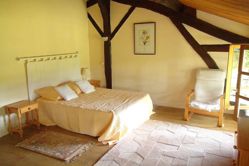 House in Itzac, in the shade of a Tarn heritage oak. in Cordes-sur-Ciel, Albi region