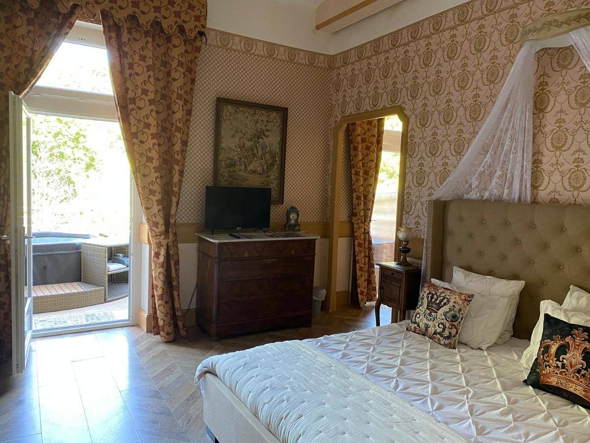Queen Suite with Spa Bath in Saint-Uze, Région de Valence