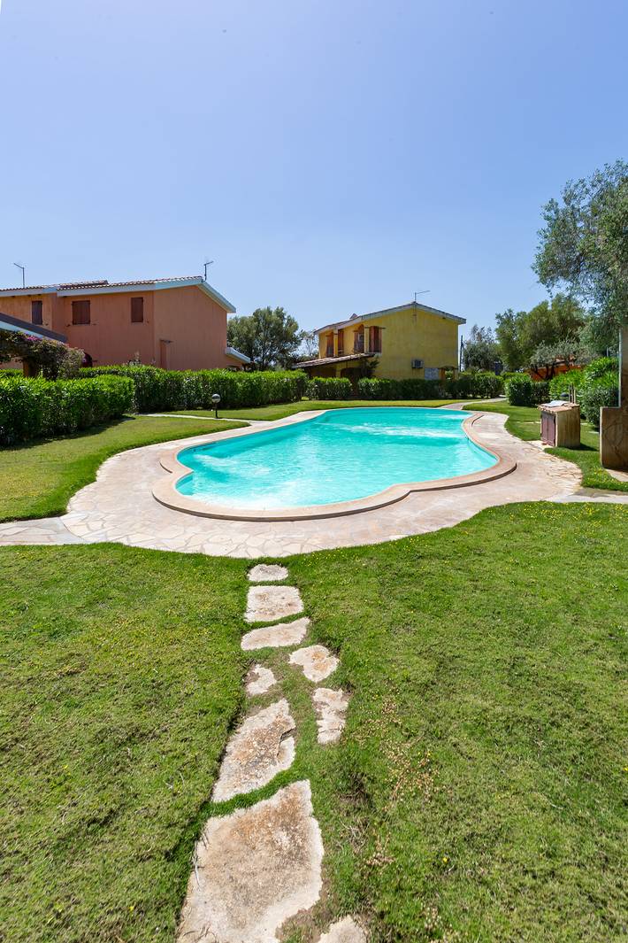 Location de vacances pour 6 personnes, avec piscine ainsi que terrasse et jardin à Porto Pino - 3