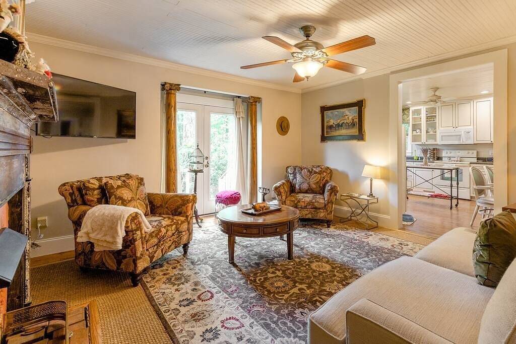 Genießen Sie die Gelassenheit in Saluda! Ein 110 Jahre altes Bauernhaus auf 2 Hektar schönen Gärten in Saluda, Polk County NC