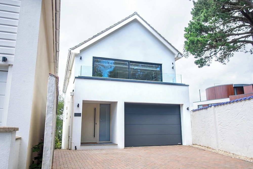 High Tides Elegant 5-Bedroom Villa  with Hot Tub in Sandbanks in Sandbanks, Poole