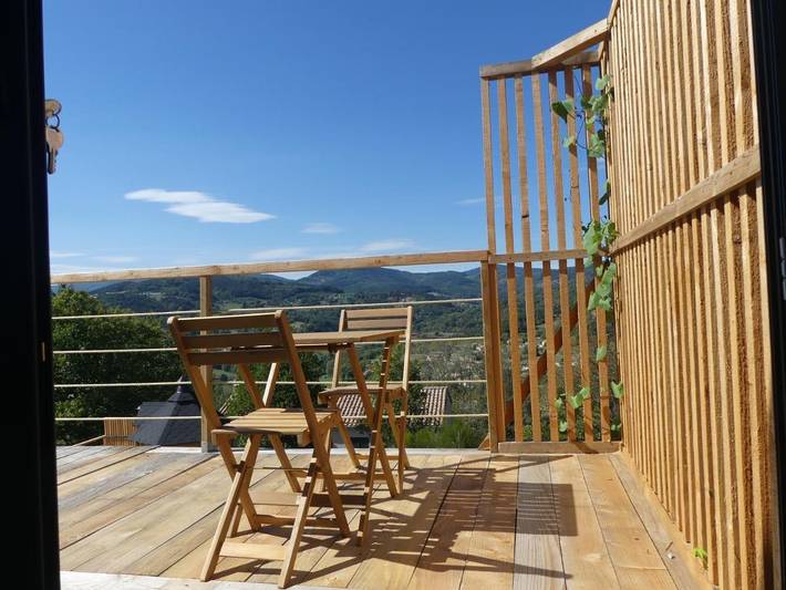 Gîte pour 2 personnes, avec Terrasse ainsi que Jardin et Vue à Saint-Félicien