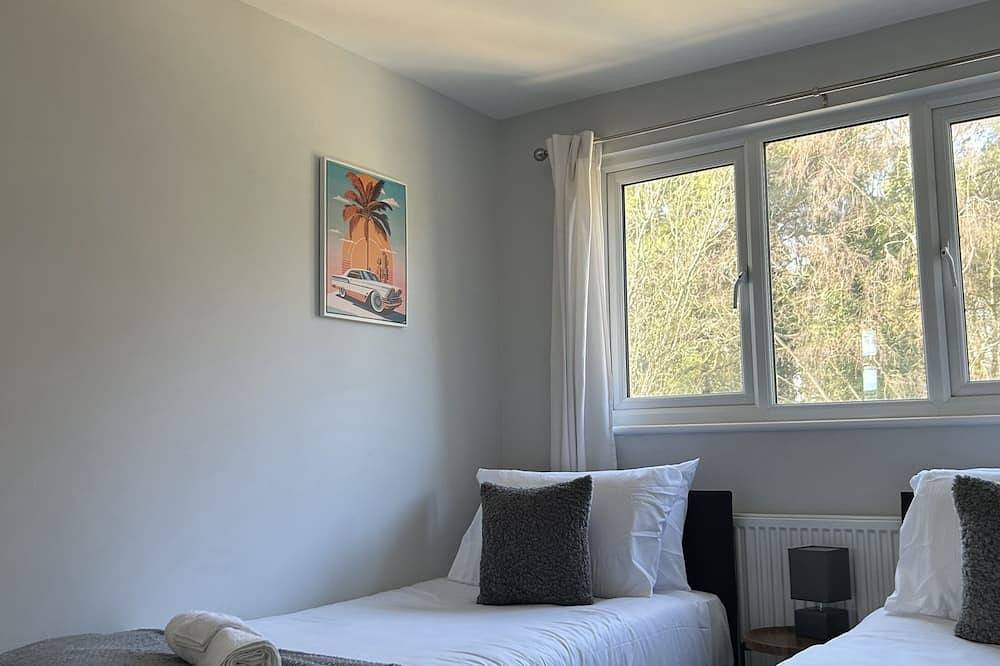 Spacious 3 bedroom House, Close to Gatwick in Crawley, West Sussex
