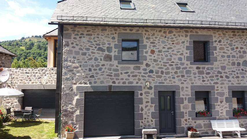 Gîte pour 2 personnes, avec terrasse et jardin, animaux acceptés dans le Cantal - 2