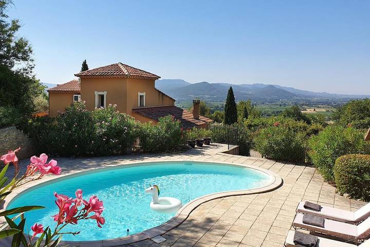 Villa für 8 Personen, mit Balkon/Terrasse und Pool - 1