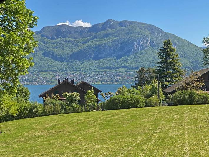Chalet pour 2 personnes, avec vue sur le lac et jardin ainsi que vue et balcon sur le Lac d'Annecy - 3