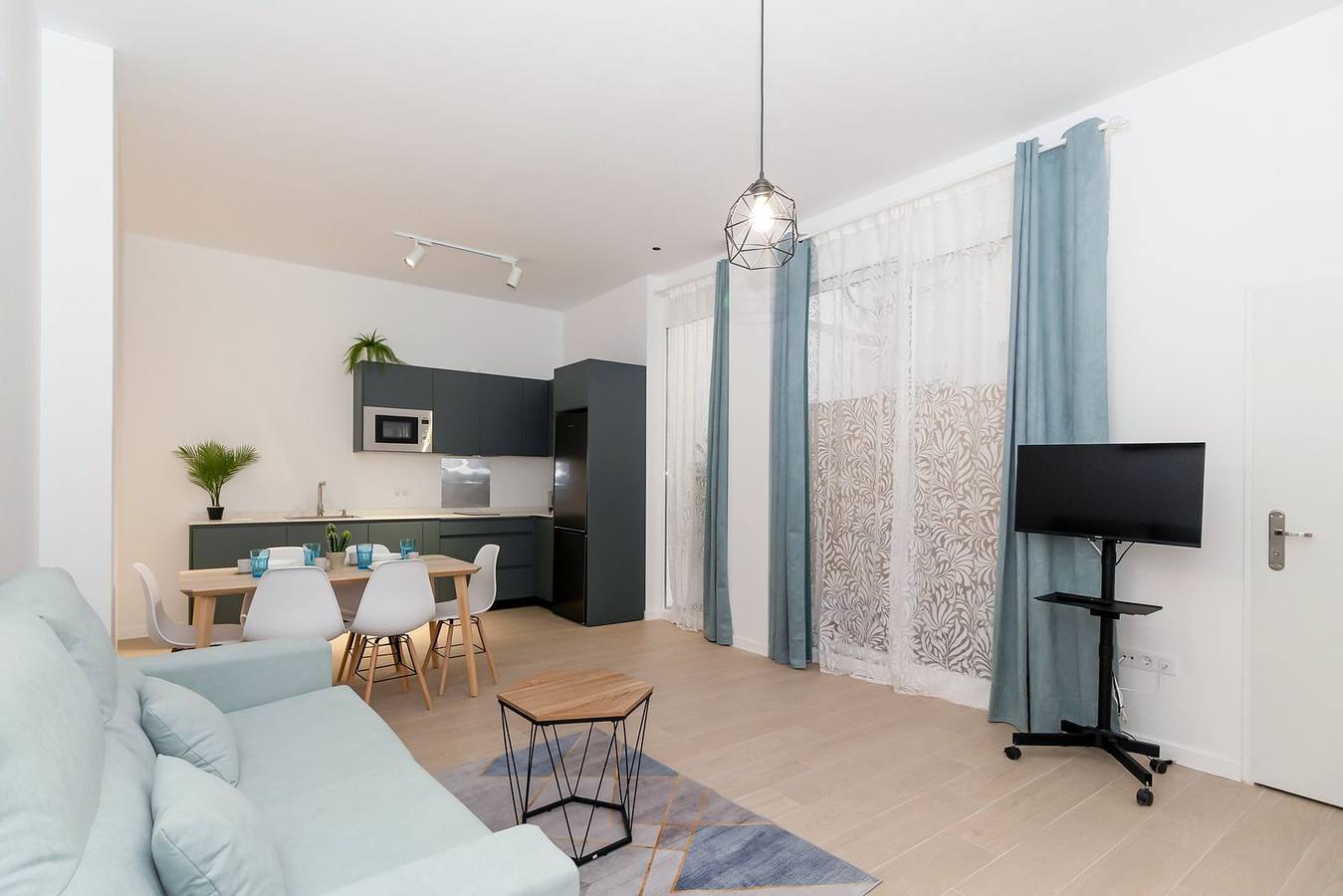 Ganze Wohnung, Ferienwohnung für 6 Personen mit Terrasse in La Malvarrosa, Valencia
