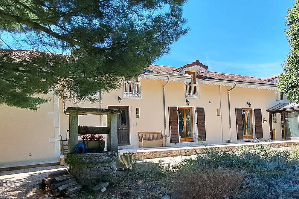Maison de campagne française élégante avec piscine et espace extérieur. in Chanoz-Châtenay, Région de Bourg-en-Bresse