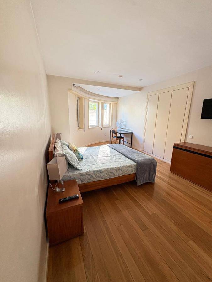 Gîte pour 2 personnes, avec Balcon et Terrasse ainsi que Piscine et Vue dans Rio Tinto
