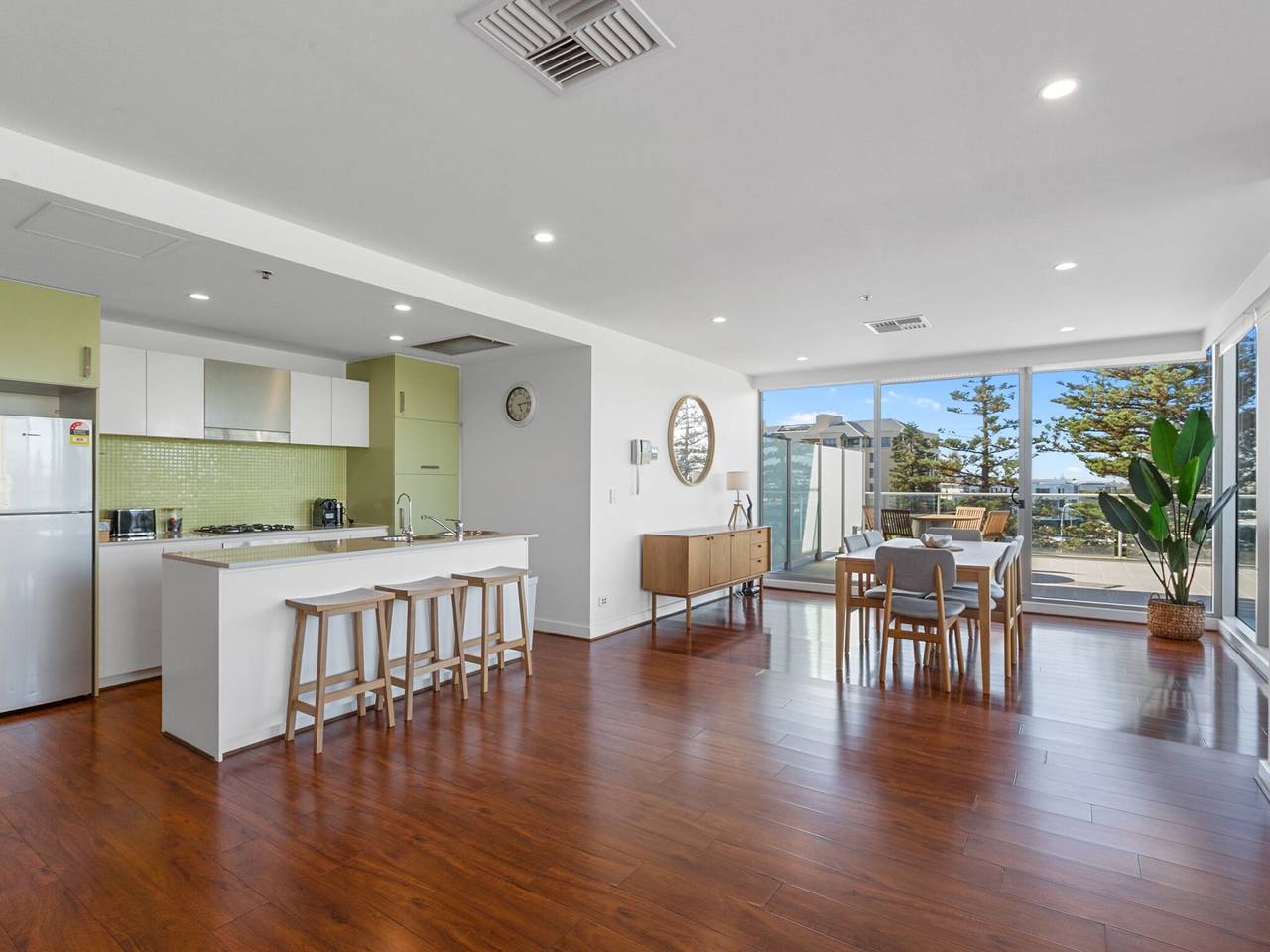 Entire apartment, Stylish 2-Bed with Terrace, 3-min Walk to Beach in Adelaide, South Australia