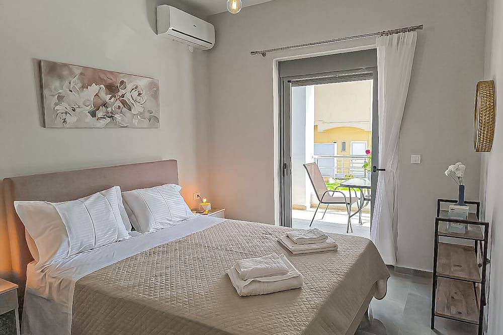 Newly Built House Steps from the Beach: Everything Within Walking Distance! in Agia Marina, Chaniaregionen