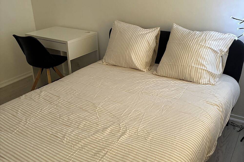 Private room in shared house - peaceful & warm atmosphere in Bron, Rhône