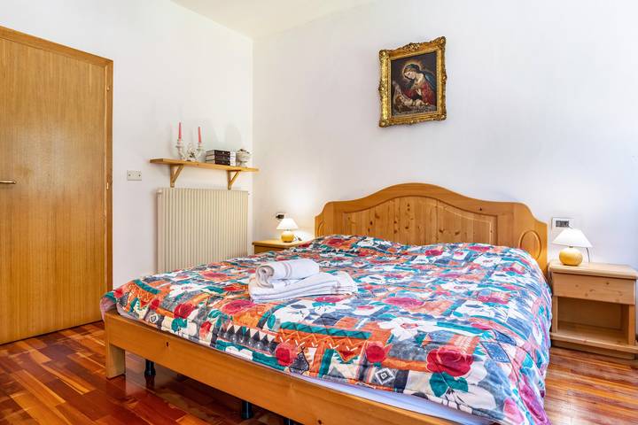 Appartamento intero, Appartamento 'Casa Ai Laresi 1' con vista sulle montagne, giardino privato e Wi-Fi in Calledizzo, Peio