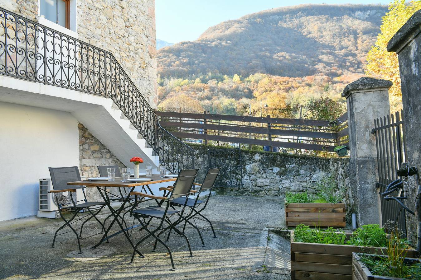 Holiday Home 'Casa Mialy - Clim Wifi Terrasse' with Mountain View, Wi-Fi and Air Conditioning in Saint-Vincent-de-Mercuze, Isère