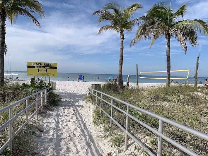 Vacation rental for 4 people, with balcony and yard as well as hot tub in Madeira Beach