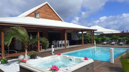 Cottage pour 4 personnes, avec terrasse et jacuzzi ainsi que jardin et piscine dans Pointe-à-Pitre