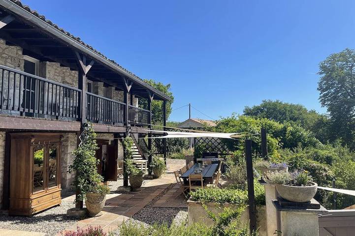 Location de vacances pour 25 personnes, avec jacuzzi et jardin à Touffailles