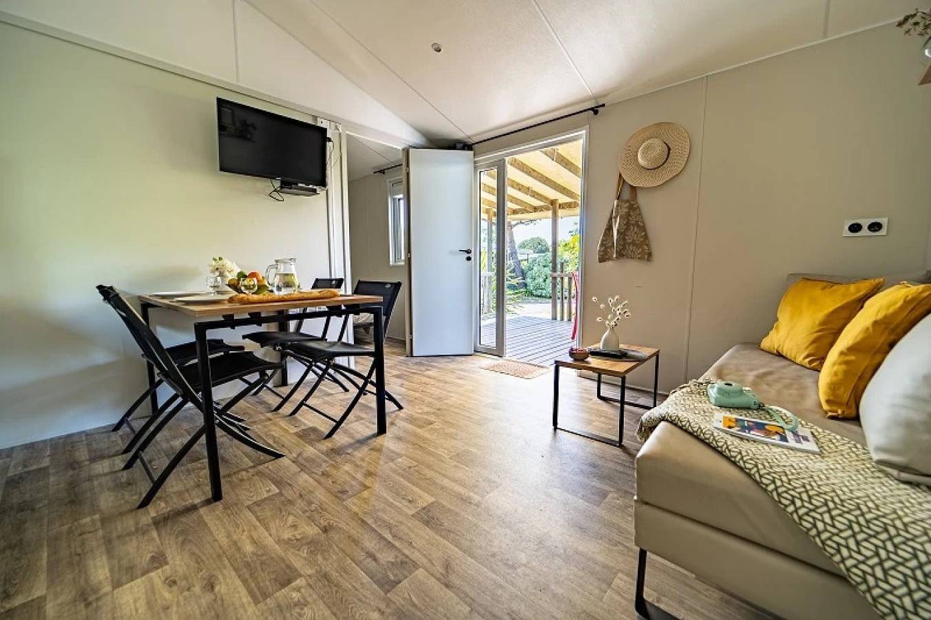 Zecamping 5* 1km plage espace aquatique locatif Tv Bbq clim 32m2 in Brem-sur-Mer, Vallée de la Loire