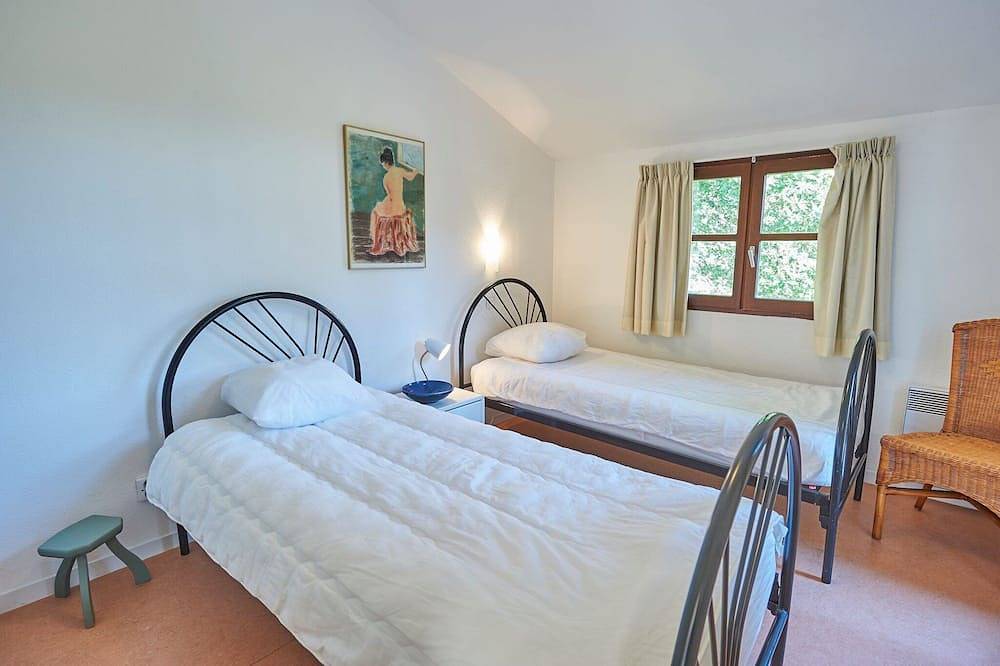 Peaceful Villa in Castle Park in Salles, Arcachon region