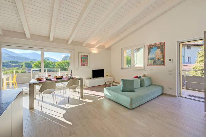 Ganze Wohnung, Mirabelle - Apartment with Terrace & Views in Dro, Gardasee-Berge