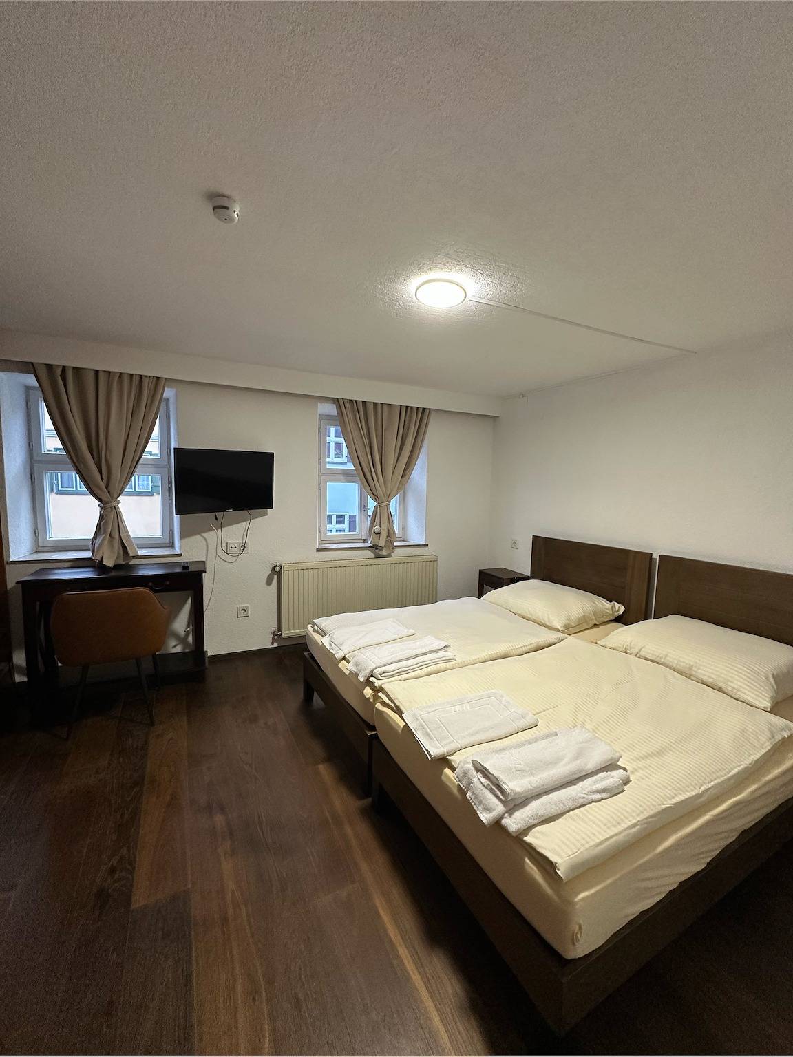 Gästehaus Anker - Doppelzimmer (20qm) mit kostenfreiem Wlan in Dinkelsbühl, Romantische Straße