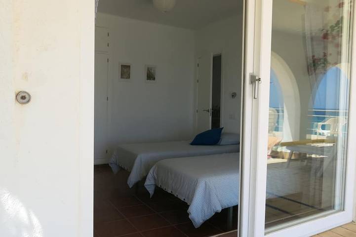 \"Il capitano Lucas\", una villa in un grande giardino in prima linea di fronte alla spiaggia in Los Canos de Meca, Barbate