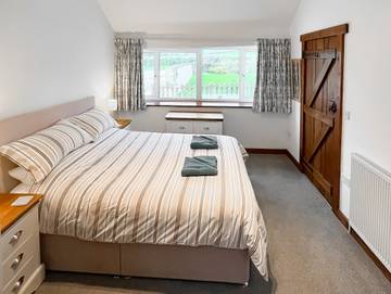 Vacation Rental for 4 Guests in West Dorset Heritage Coast, South West England, Picture 4