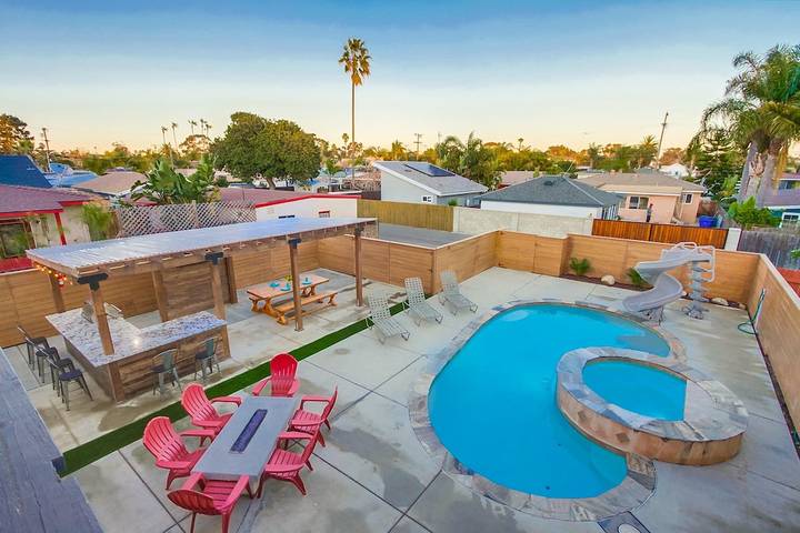 Vacation rental for 14 people, with balcony and yard as well as hot tub and pool in Oceanside