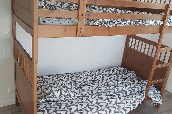 Appartement entier, Proche Disney et de la Vallée Village - Apt 2 ch avec Balcon - 4 personnes in Serris, Seine-et-Marne