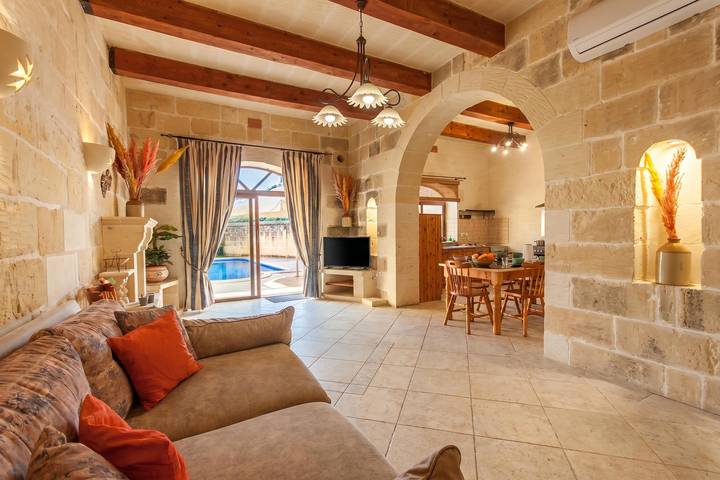 Centre Island Gozitan Farmhouse & Pool in Kercem, Gozo