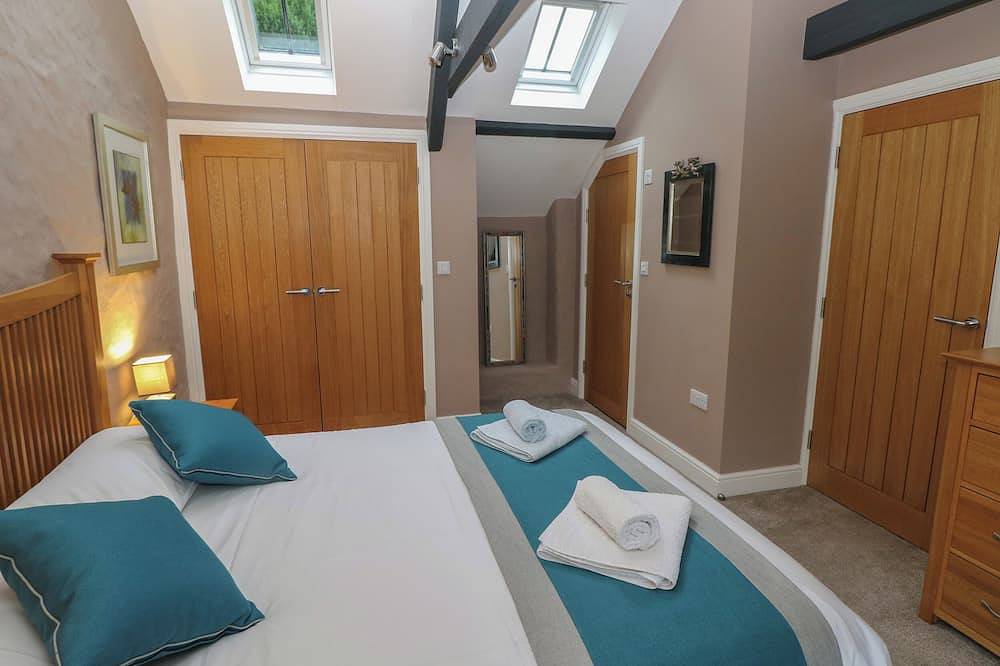 Stable Cottage, pet friendly, character holiday cottage in Pembroke in Pembroke, Pembrokeshire