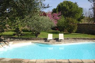 Chambre d’hôte pour 2 personnes, avec terrasse et vue ainsi que piscine et jardin à Vesseaux