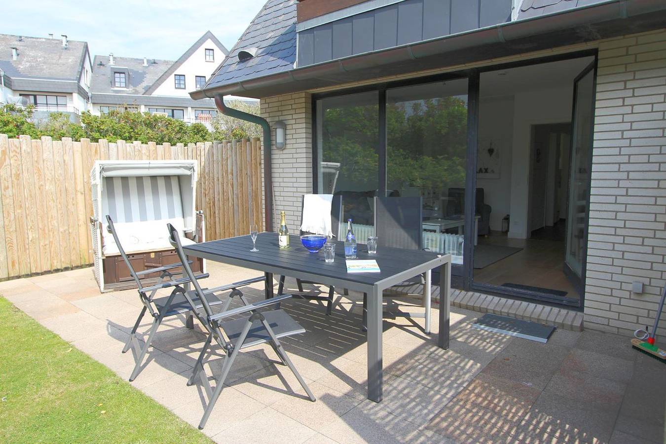 Ganze Wohnung, Appartement in modernem Sylter Stil und mit großzügiger West-Terrasse in Wenningstedt, Sylt