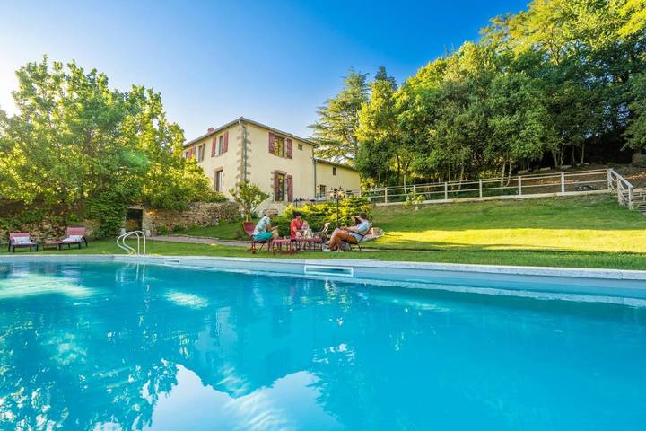 Location de vacances pour 5 personnes, avec jardin et vue ainsi que vue sur le lac et piscine, adapté aux familles dans Sèvremoine