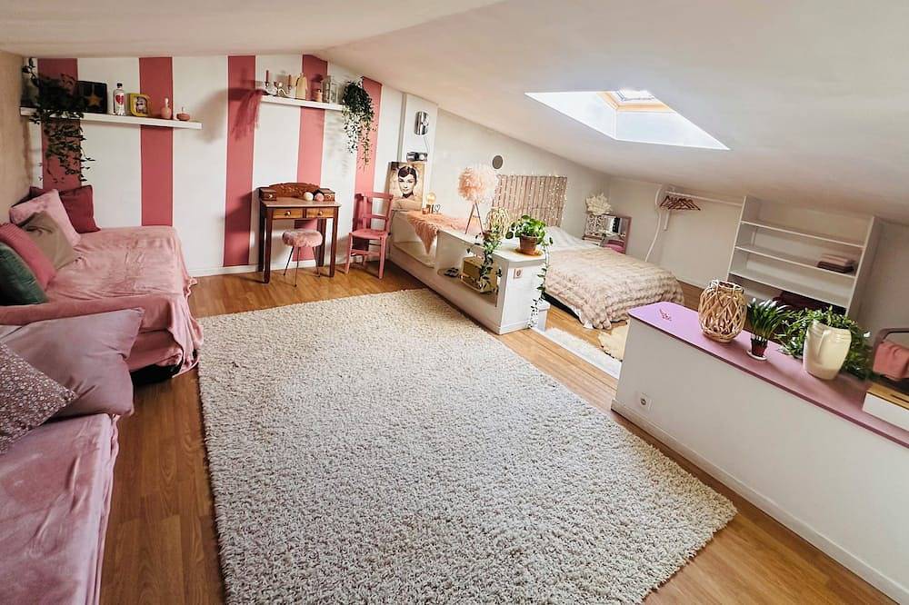 Magnificent spacious and quiet loft close to Troyes center and factory outlets in Troyes, Aube