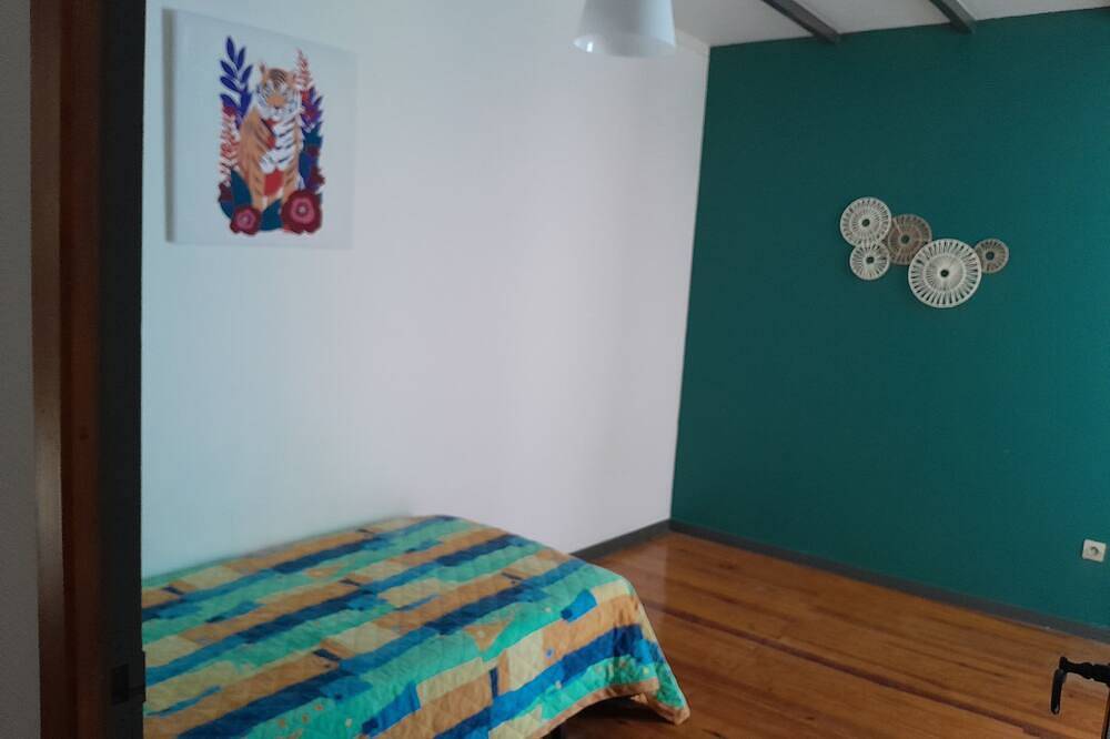 Air-conditioned, fenced-in, comfortable Provence gite close to shops. in Eyragues, Arles und Umgebung