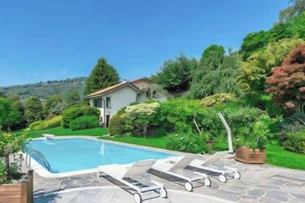 Villa with Pool Panoramic view relaxation and privacy in Lesa, Lago Maggiore (Piemont)