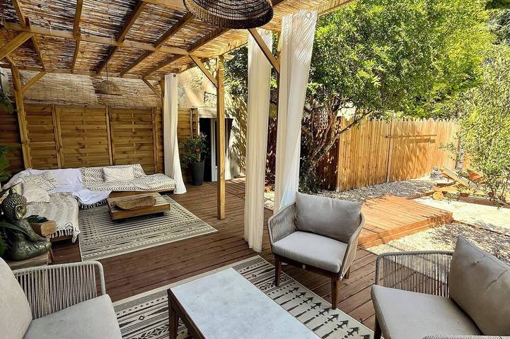 Gîte pour 4 personnes, avec jardin et piscine à Talairan