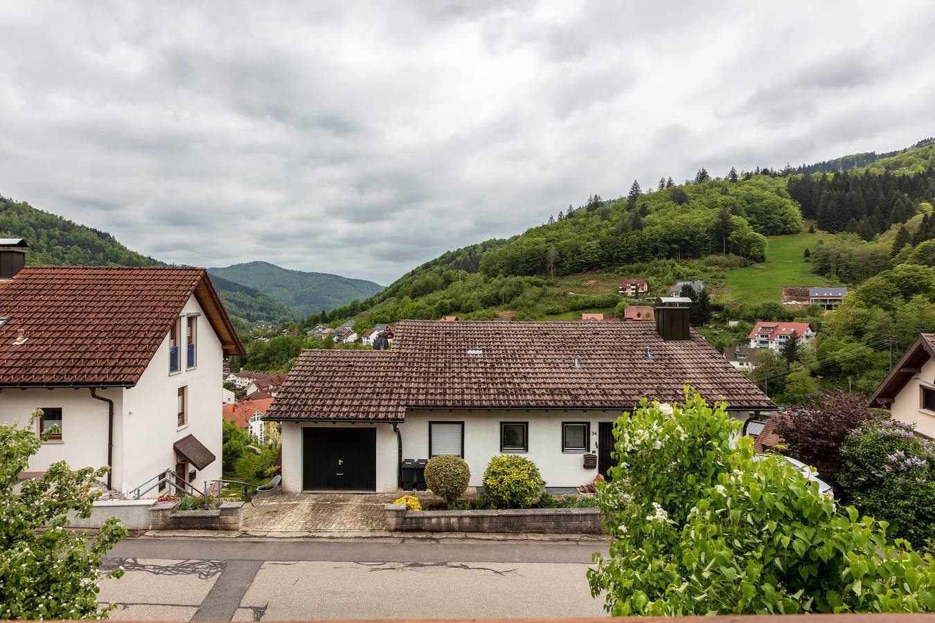 Apartamento entero, Apartamento '95qm, 2 Schlafräume' con vistas a la montaña, terraza compartida y Wi-Fi in Suedlicher Schwarzwald, Todtnau