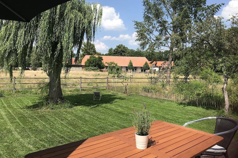 Weite, Ruhe, Gelassenheit - Erholung mit Blick auf historischen Gutshof in Lüchow, Lüneburger Heide